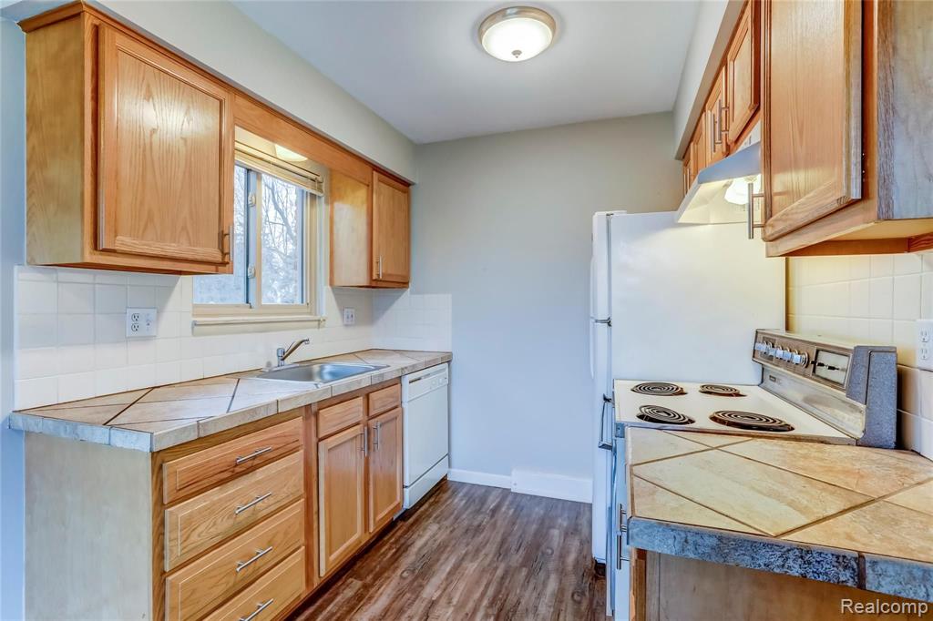 2165 Decker Road, Unit 32 Walled Lake, MI 48390 - Photo 2 of 17