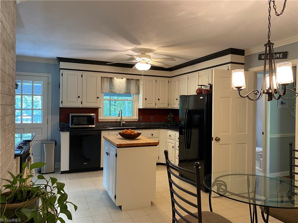 239 Pine Valley Road Mocksville, NC 27028 - Photo 4 of 29 Black appliances