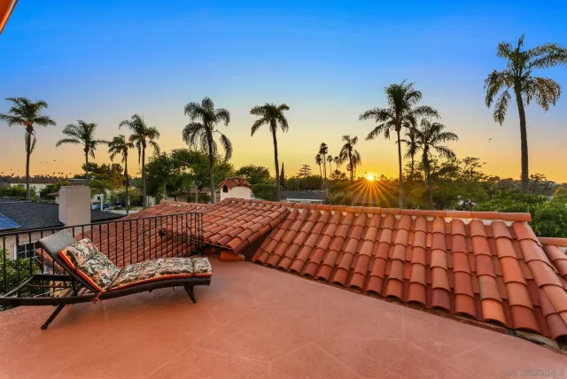 a view of livingroom with furniture
