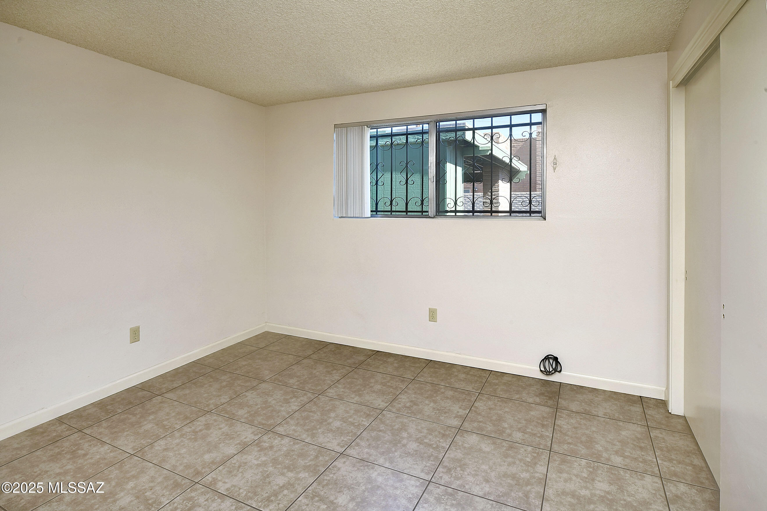 35 East Pastime Road Tucson, AZ 85705 - Photo 13 of 28 an empty room with a window