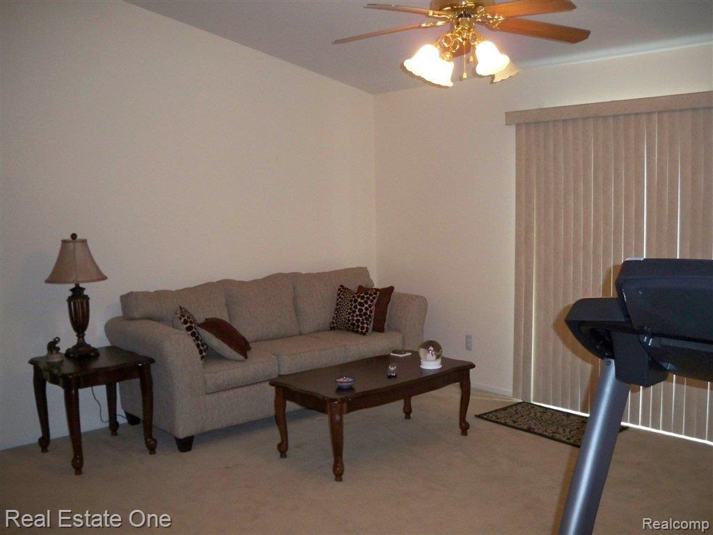 140 Pine Tree Ridge, Unit 56 Waterford, MI 48327 - Photo 3 of 15 Living Room