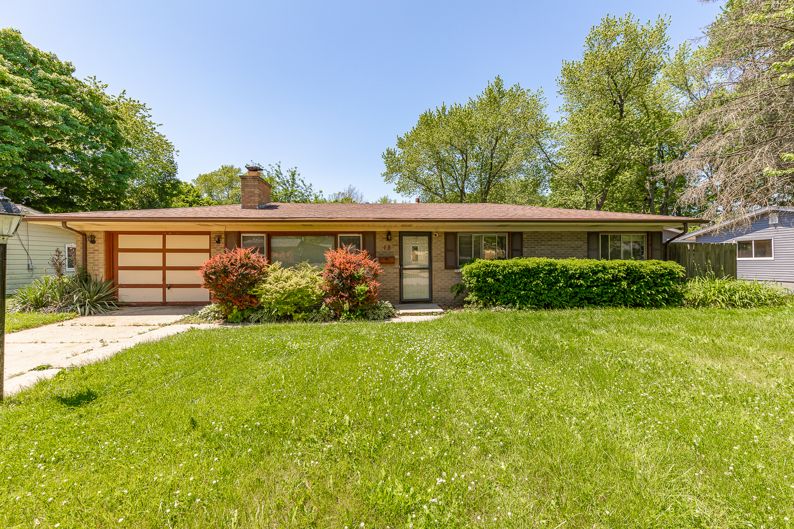 a view of a house with backyard and garden