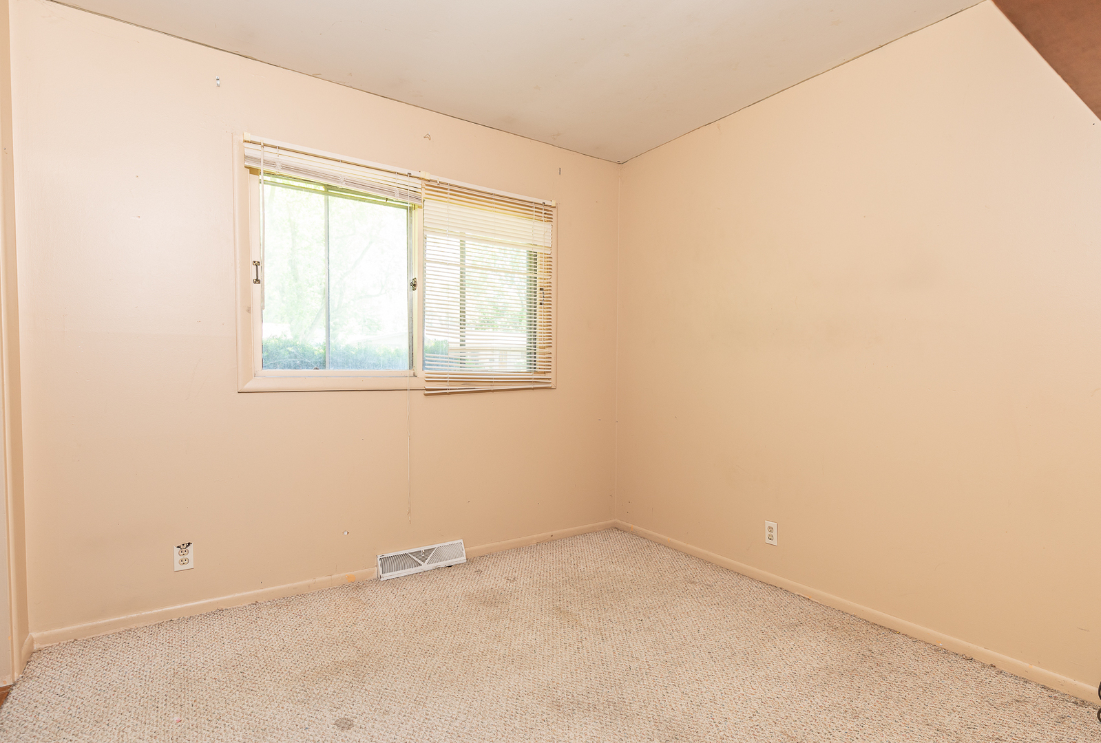 18 Greenbriar Road Montgomery, IL 60538 - Photo 18 of 27 an empty room with a window
