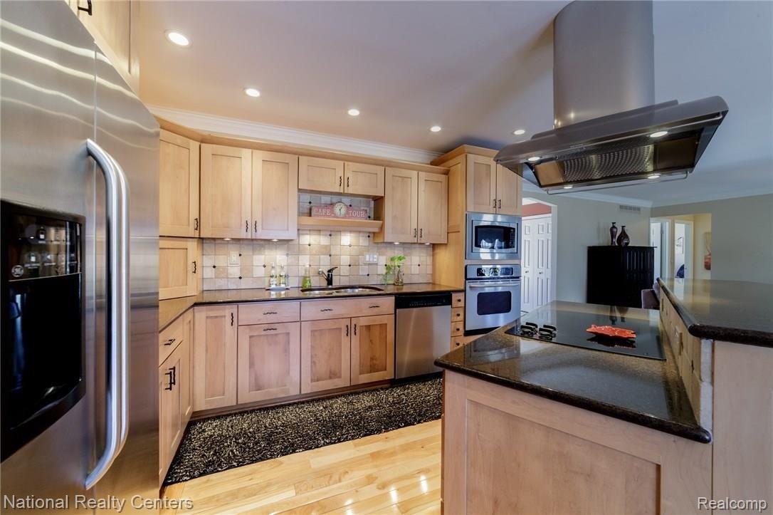 11043 Messmore Road Utica, MI 48317 - Photo 6 of 20 Custom Kitchen Cabinets and Backsplash