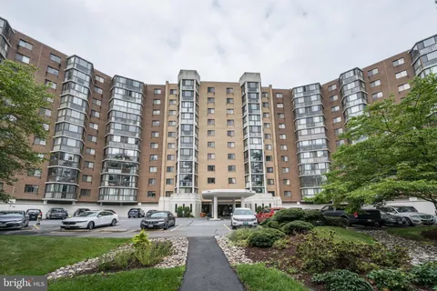 a view of a multi story building