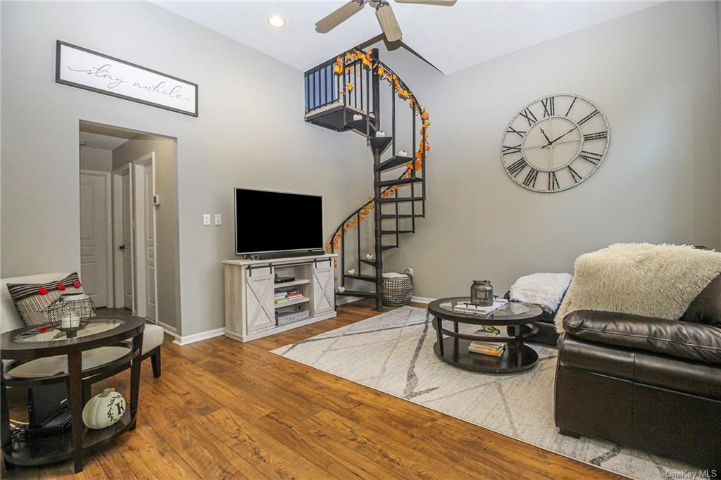 Beautiful townhouse style home! Spiral to loft area
