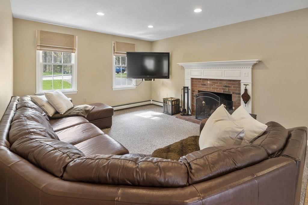 91 Hunter Road Uxbridge, MA 01569 - Photo 7 of 42 Gallery Image 7