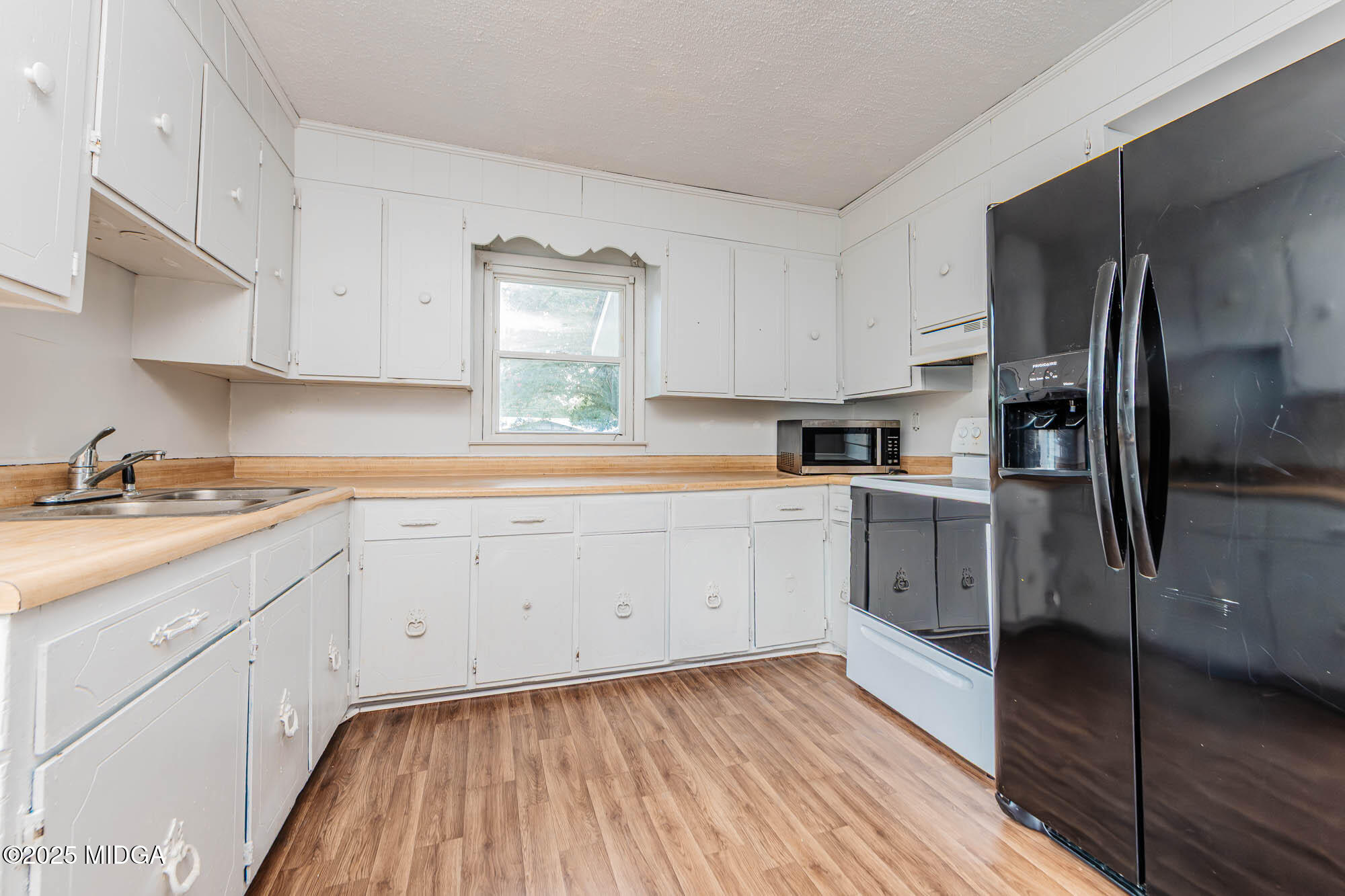125 Suzanne Drive Warner Robins, GA 31093 - Photo 11 of 50 a kitchen with a sink window and stainless steel appliances