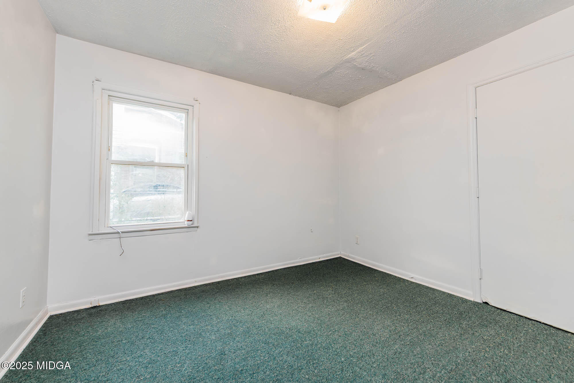 125 Suzanne Drive Warner Robins, GA 31093 - Photo 18 of 50 an empty room with a window