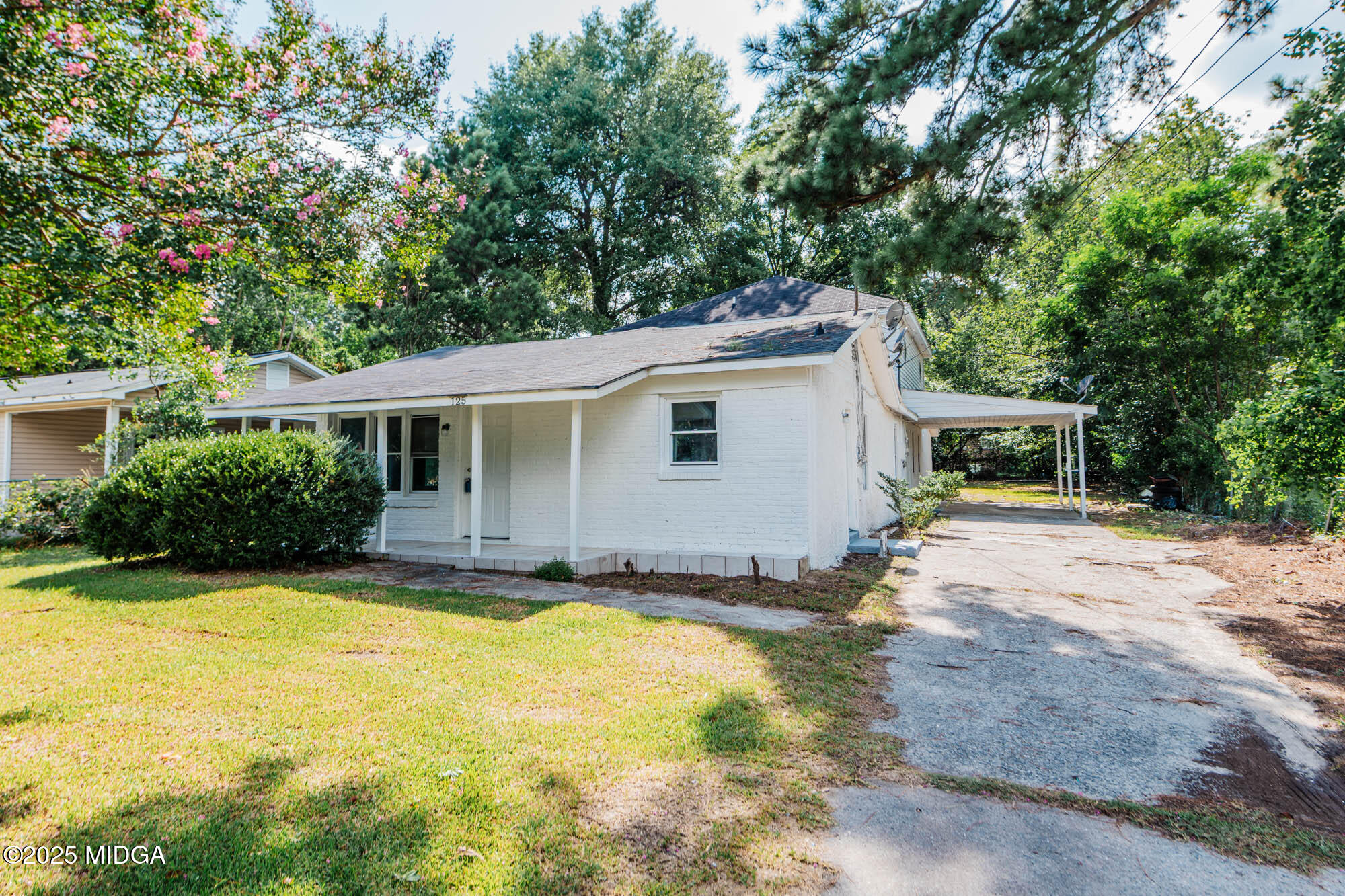 125 Suzanne Drive Warner Robins, GA 31093 - Photo 2 of 50 a view of a house with pool and a yard