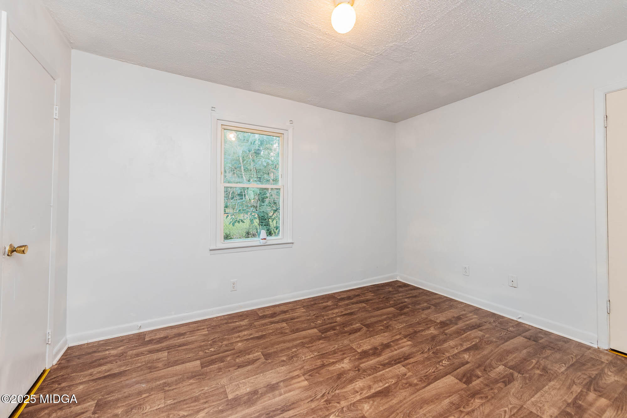 125 Suzanne Drive Warner Robins, GA 31093 - Photo 23 of 50 an empty room with a window