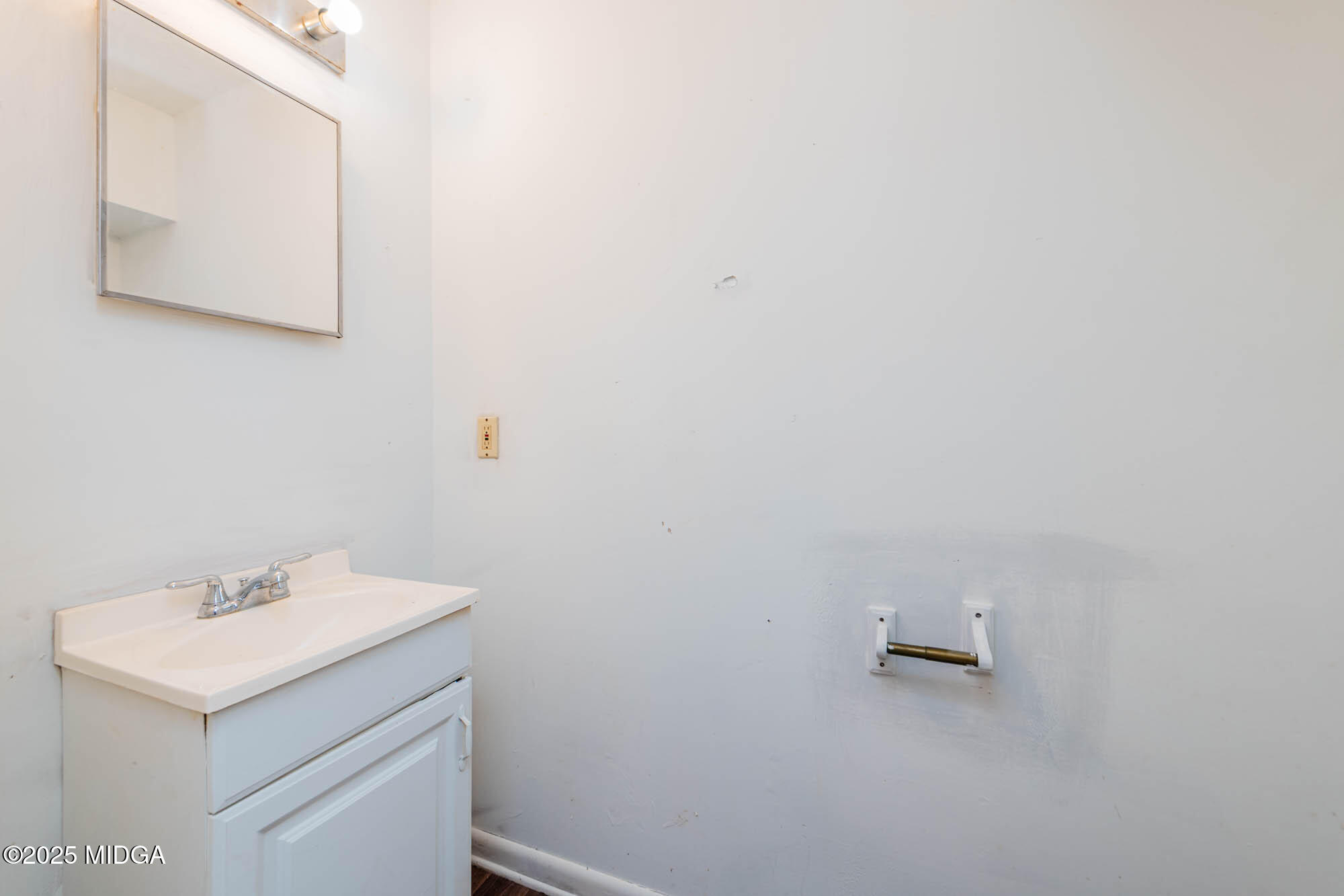 125 Suzanne Drive Warner Robins, GA 31093 - Photo 25 of 50 a bathroom with a sink a toilet and mirror