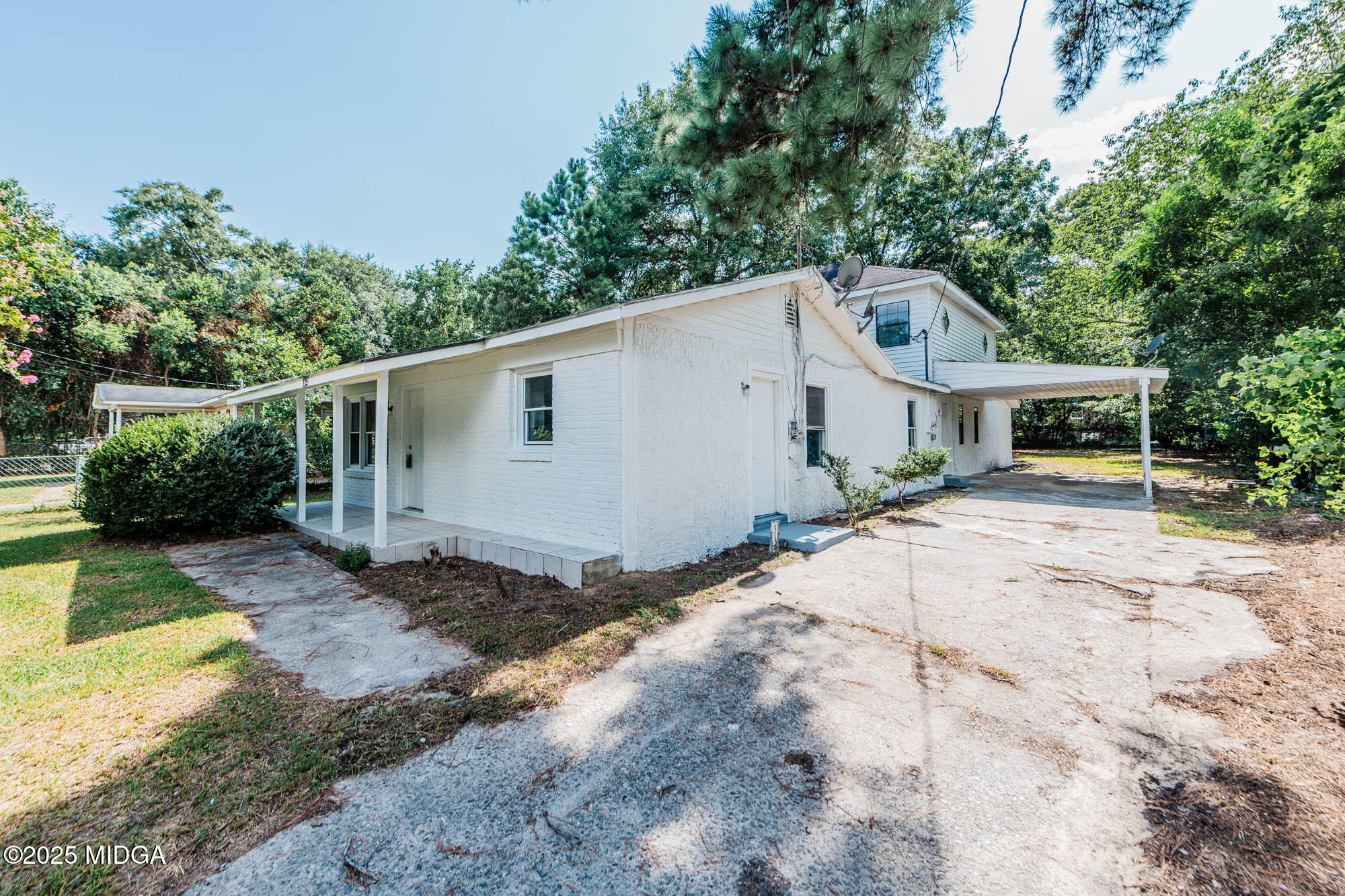 125 Suzanne Drive Warner Robins, GA 31093 - Photo 3 of 50 a front view of a house with a yard