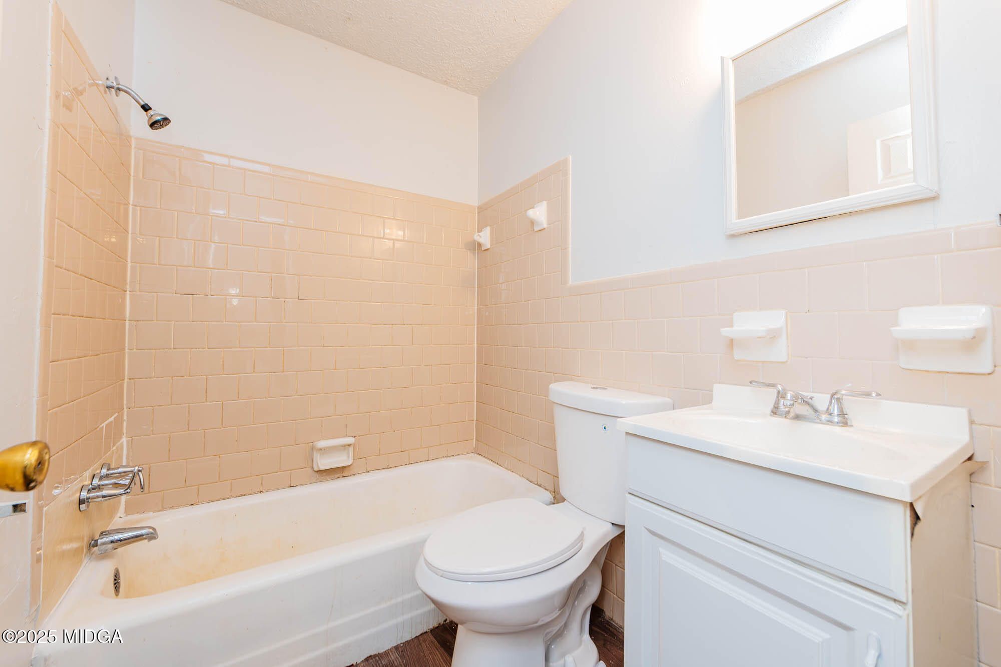 125 Suzanne Drive Warner Robins, GA 31093 - Photo 31 of 50 a bathroom with a sink a toilet and a bathtub