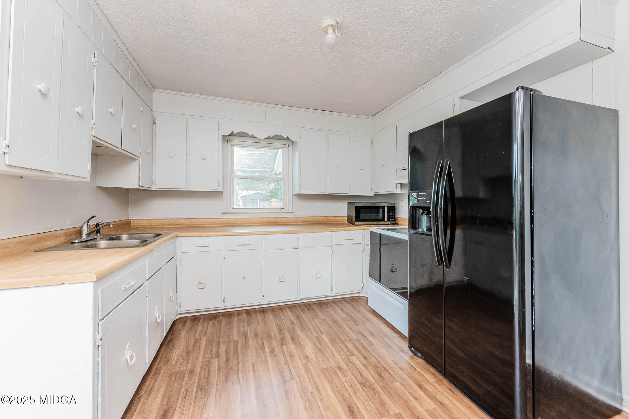 125 Suzanne Drive Warner Robins, GA 31093 - Photo 8 of 50 a kitchen with a refrigerator stove and sink