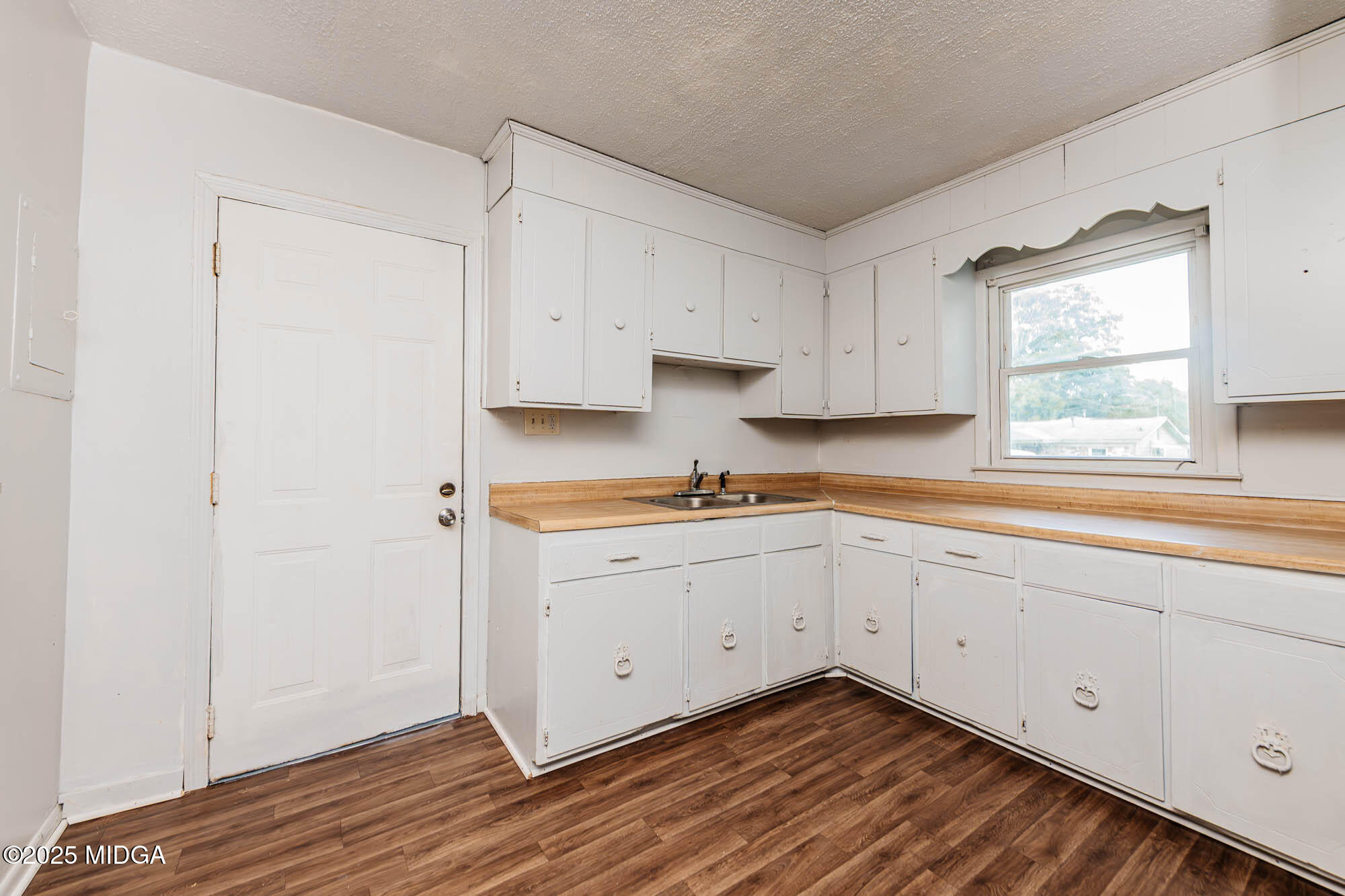 125 Suzanne Drive Warner Robins, GA 31093 - Photo 10 of 50 a kitchen with granite countertop white cabinets and white appliances