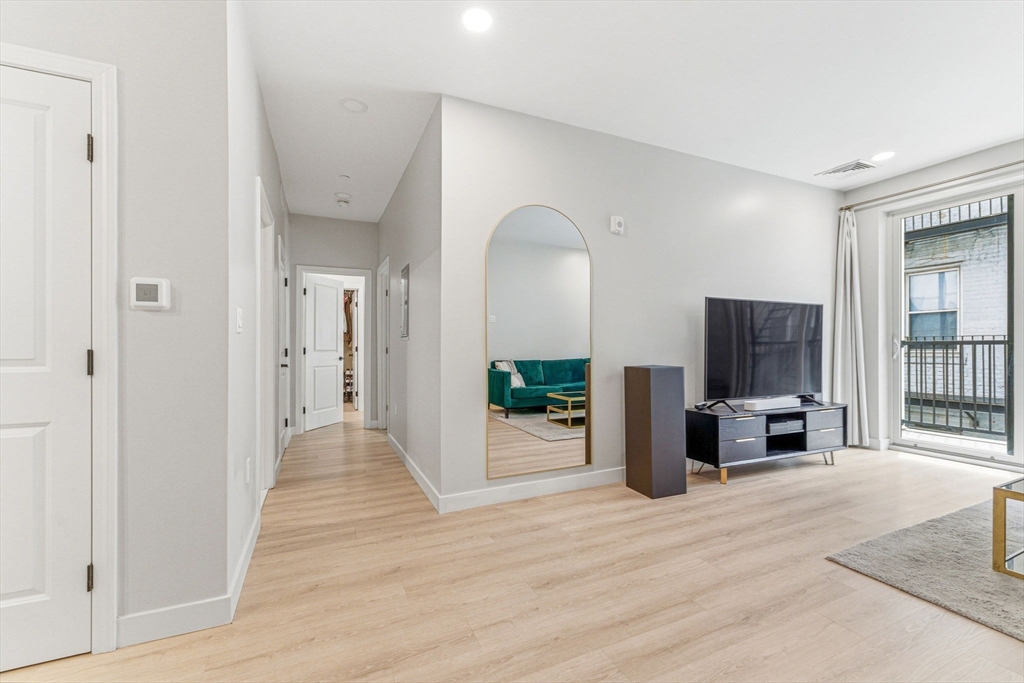 157 Chestnut Street, Unit 203 Chelsea, MA 02150 - Photo 10 of 31 a view of a living room