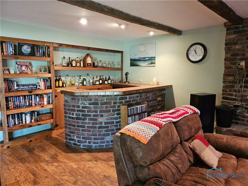 Family Room has a Wet bar!