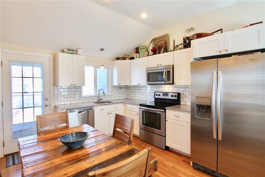 17 Phillips Avenue Middletown, RI 02842 - Photo 15 of 39