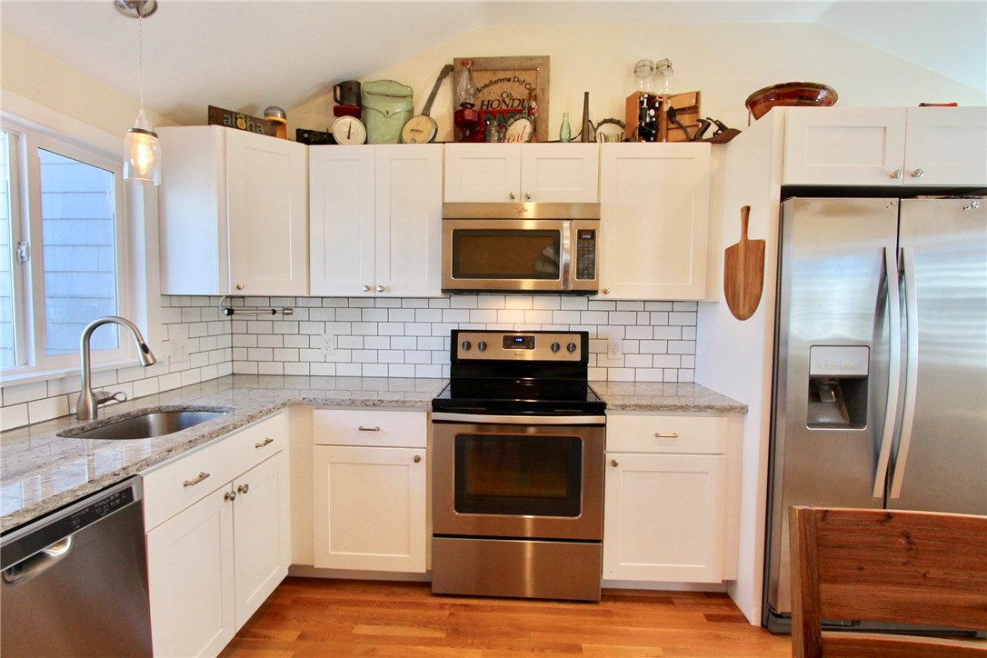 17 Phillips Avenue Middletown, RI 02842 - Photo 18 of 39