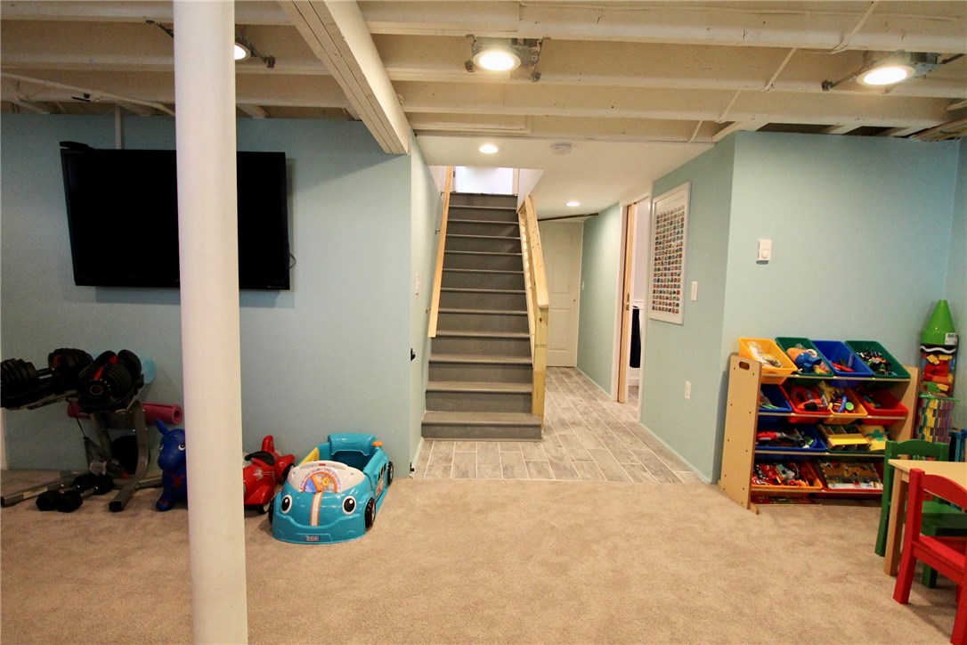 17 Phillips Avenue Middletown, RI 02842 - Photo 32 of 39