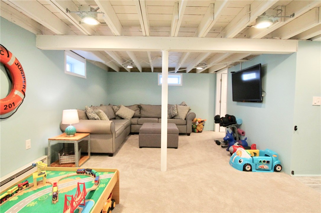 17 Phillips Avenue Middletown, RI 02842 - Photo 33 of 39