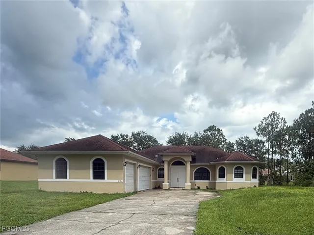 $2,400 | 616 Columbus Avenue, Lehigh Acres, FL 33972