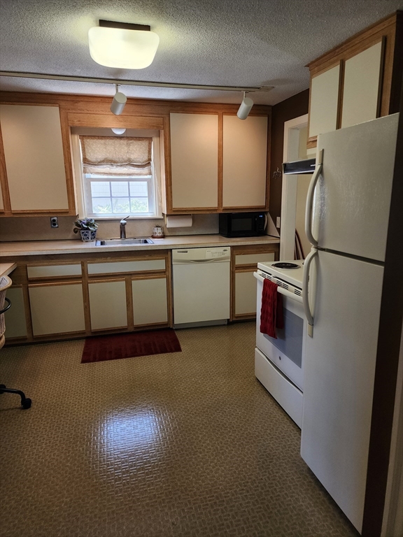 235 Chalmers Street Springfield, MA 01118 - Photo 17 of 29