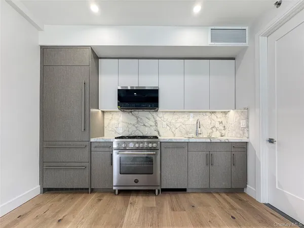 $795,000 | 21-31 Shore Boulevard, Unit 1G | Astoria