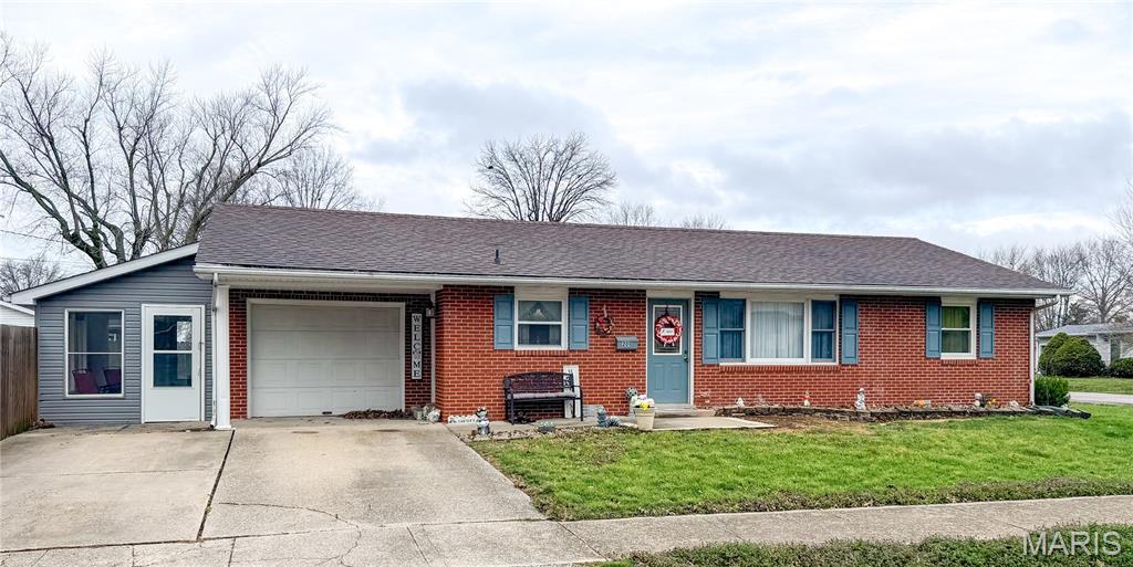 201 South Lake Street Mount Olive, IL 62069 - Photo 1 of 25