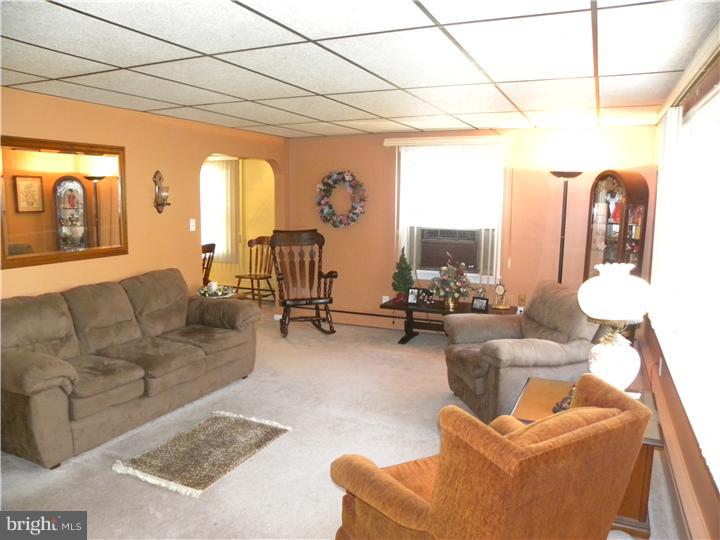 333 Sunset Road Barrington, NJ 08007 - Photo 2 of 24 Living Room