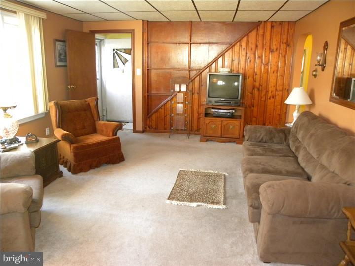 333 Sunset Road Barrington, NJ 08007 - Photo 3 of 24 Living Room