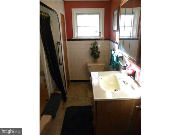 333 Sunset Road Barrington, NJ 08007 - Photo 10 of 24 Bathroom