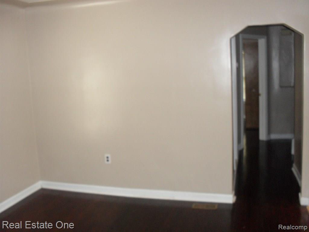 7109 Jenerous Street Center Line, MI 48015 - Photo 13 of 30 2014-06-27 09.08