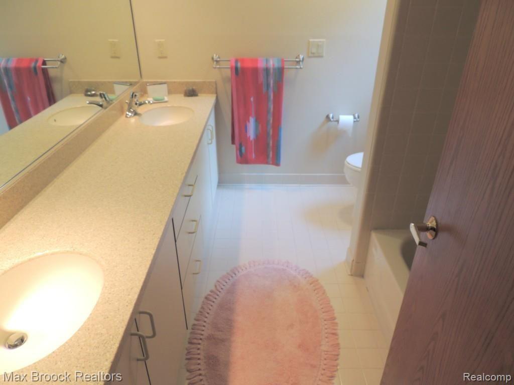 1680 Crossbow Court Rochester, MI 48306 - Photo 17 of 23 Second Floor Bath.jpg