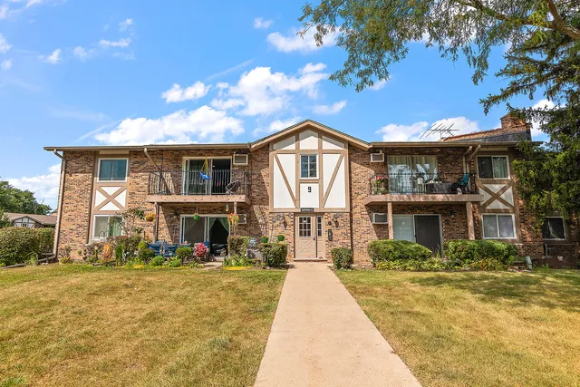 a front view of house with yard