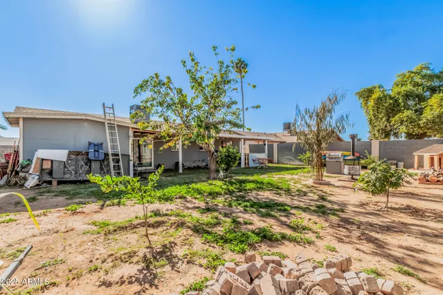 a view of a yard with a house