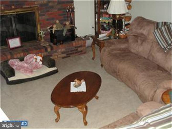 381 Quinton Hancocks Bridge Road Salem, NJ 08079 - Photo 4 of 25 Living Room