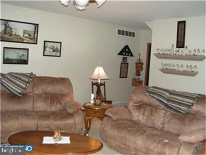 381 Quinton Hancocks Bridge Road Salem, NJ 08079 - Photo 5 of 25 Living Room