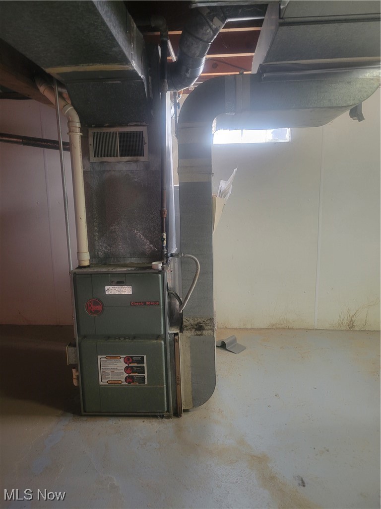 984 Roseland Road Alliance, OH 44601 - Photo 21 of 28 Utility room with heating unit