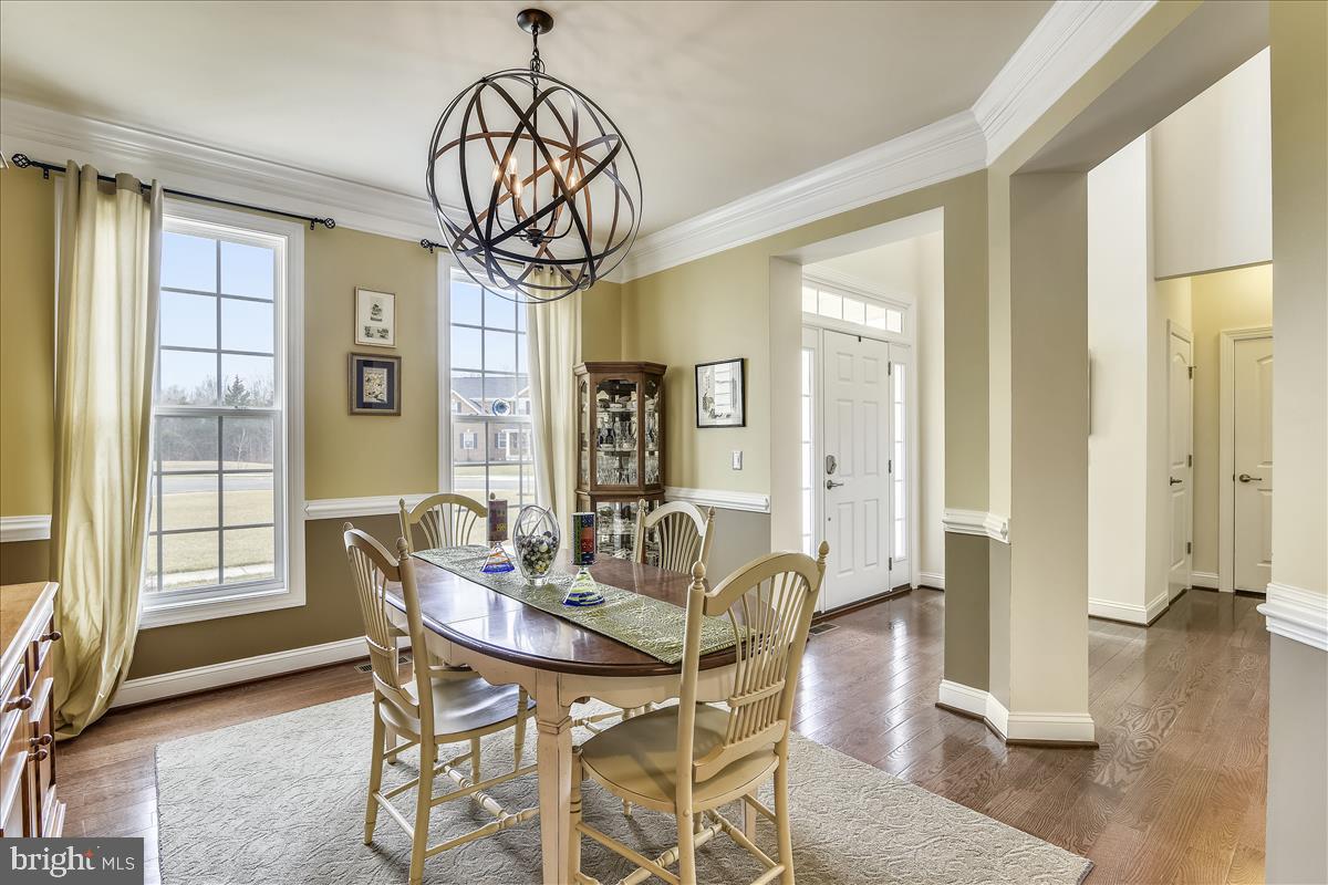 4431 Spring Run Road Warrenton, VA 20187 - Photo 26 of 71 H/W floors, chair rail & crown molding accents