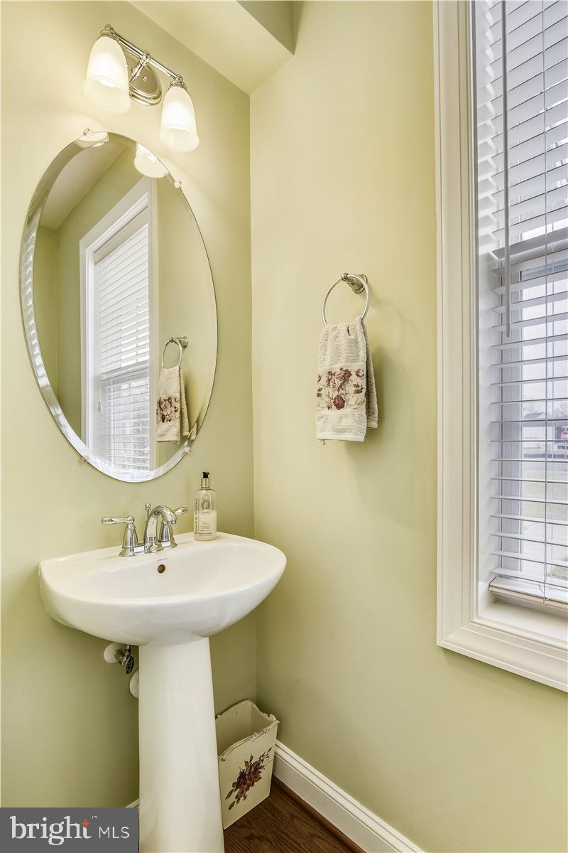 4431 Spring Run Road Warrenton, VA 20187 - Photo 28 of 71 First floor powder room