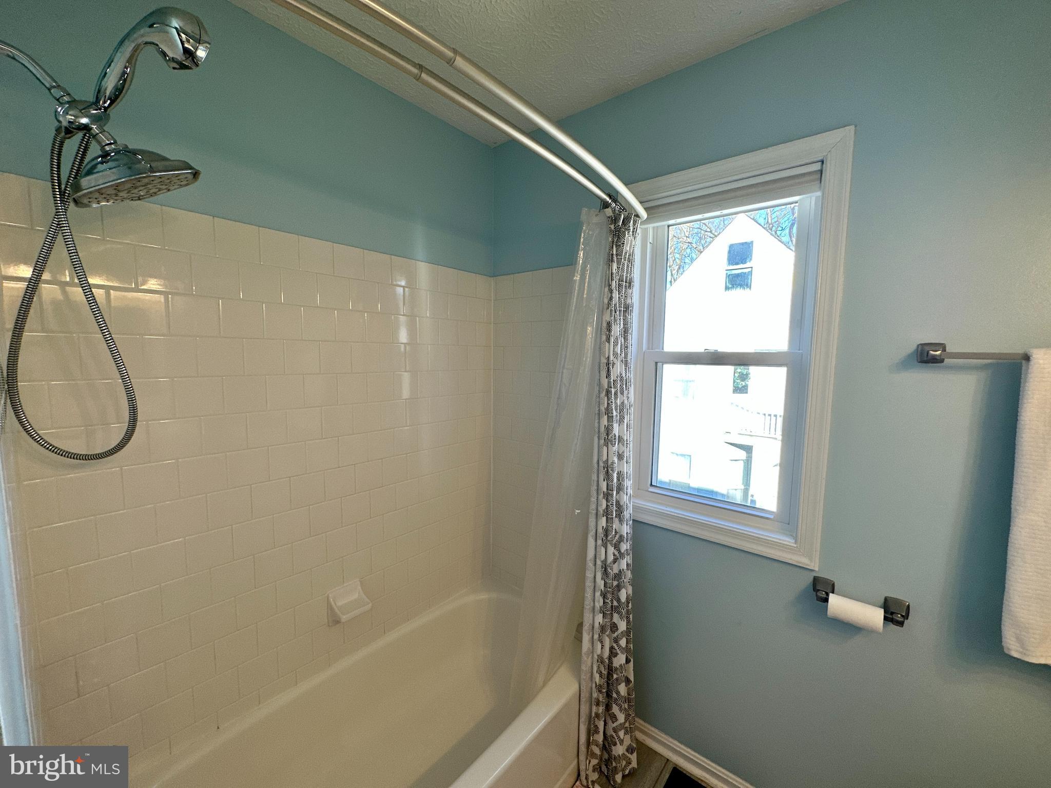 7247 Riding Hood Circle Columbia, MD 21045 - Photo 28 of 35 Secondary Full Bath w/ Tub