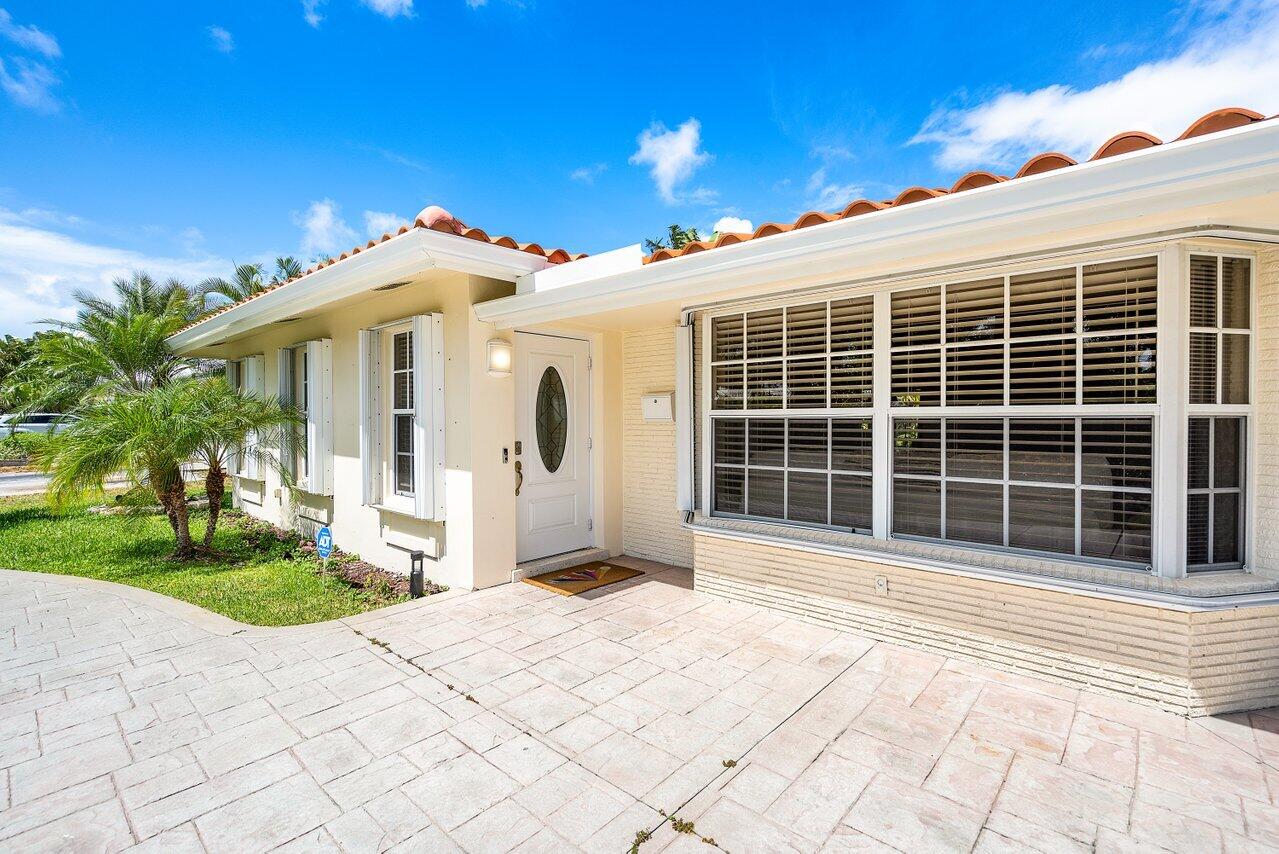 5221 Northeast 26th Avenue Lighthouse Point, FL 33064 - Photo 2 of 13 Front of House