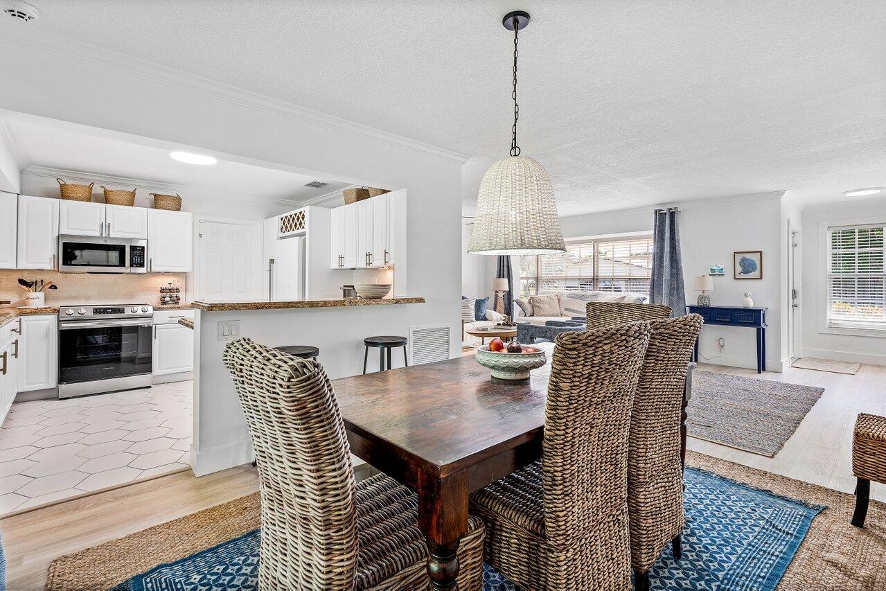 5221 Northeast 26th Avenue Lighthouse Point, FL 33064 - Photo 6 of 13 Dining and Kitchen