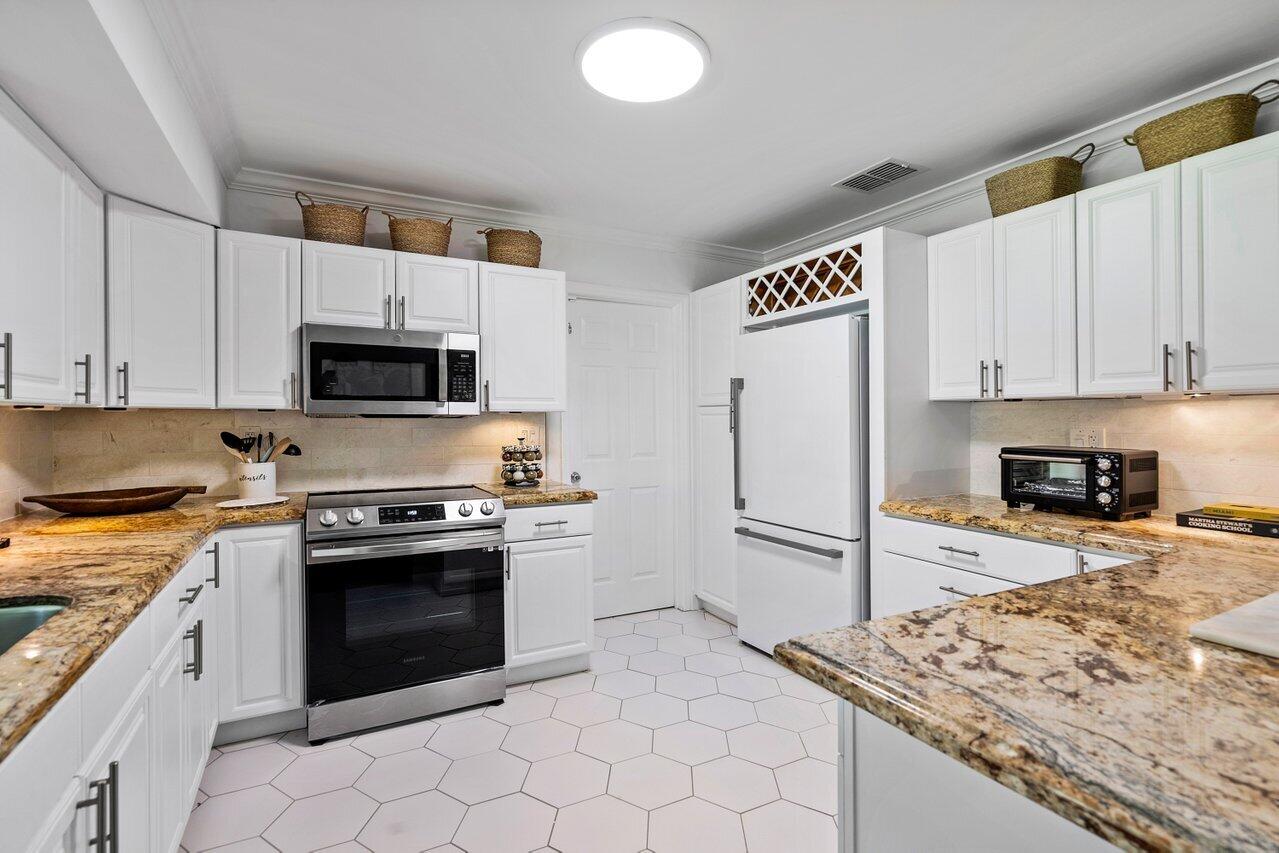 5221 Northeast 26th Avenue Lighthouse Point, FL 33064 - Photo 7 of 13 Kitchen