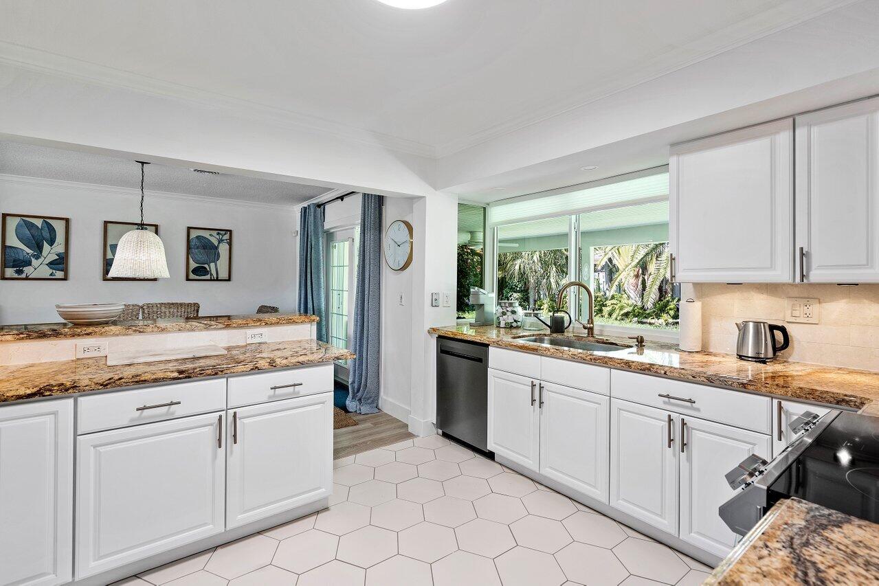 5221 Northeast 26th Avenue Lighthouse Point, FL 33064 - Photo 8 of 13 Kitchen