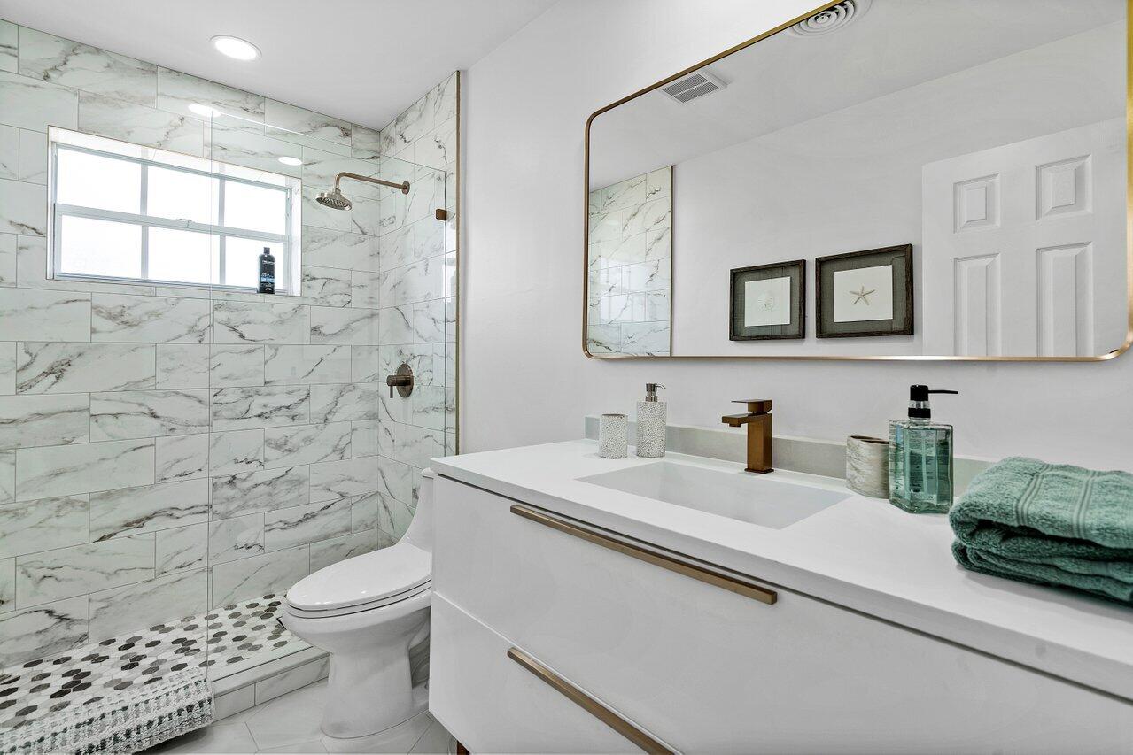 5221 Northeast 26th Avenue Lighthouse Point, FL 33064 - Photo 10 of 13 Primary Bath