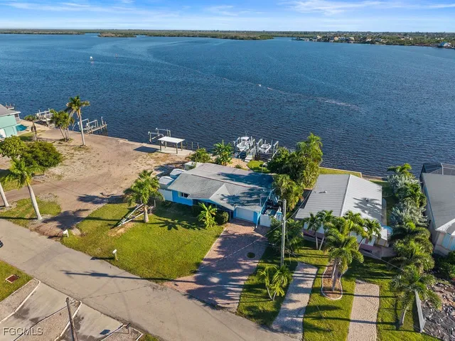 $650,000 | 2504 Bayshore Drive, Matlacha, FL 33993