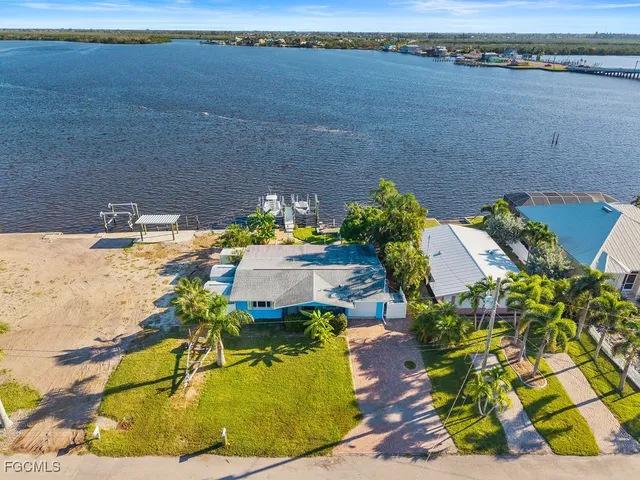 $650,000 | 2504 Bayshore Drive, Matlacha, FL 33993